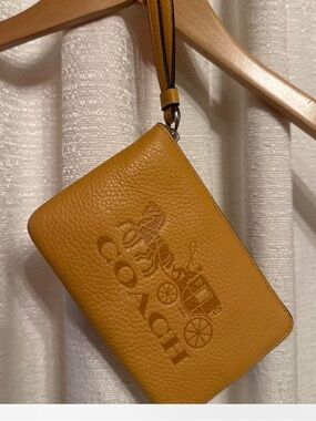 Coach Corner Zip Wristlet with an embossed Horse and Carriage Log, new  tags.